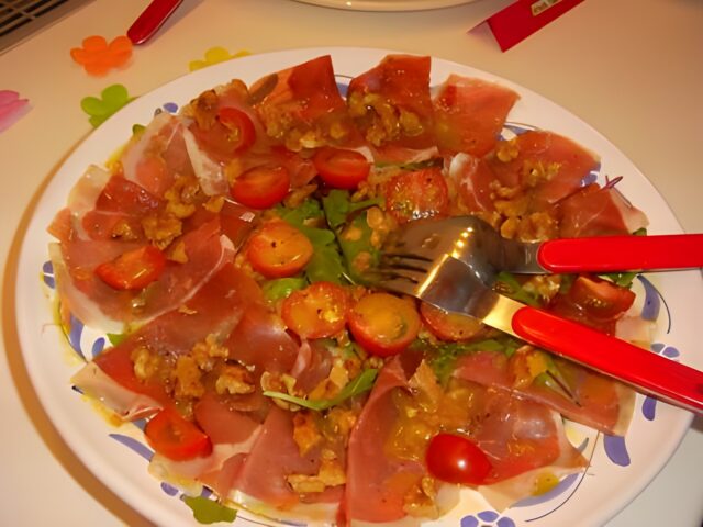 Carpaccio van rauwe ham of Parmaham met rucola en walnoten