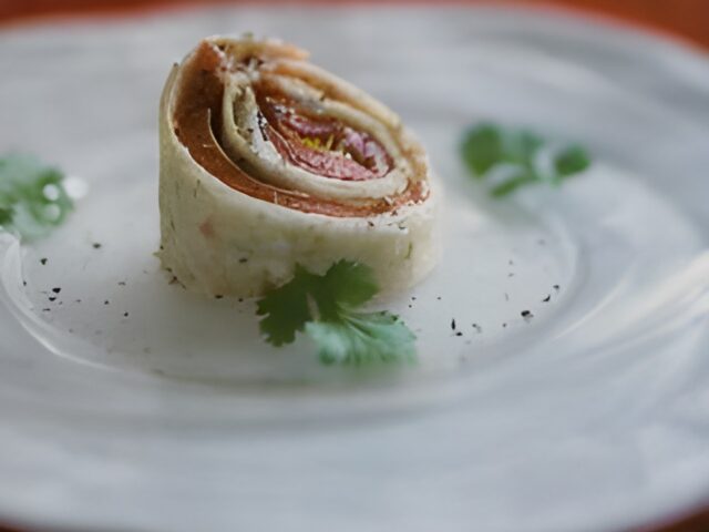 Tortillarolletjes met roomkaas, parmaham en gegrilde paprika