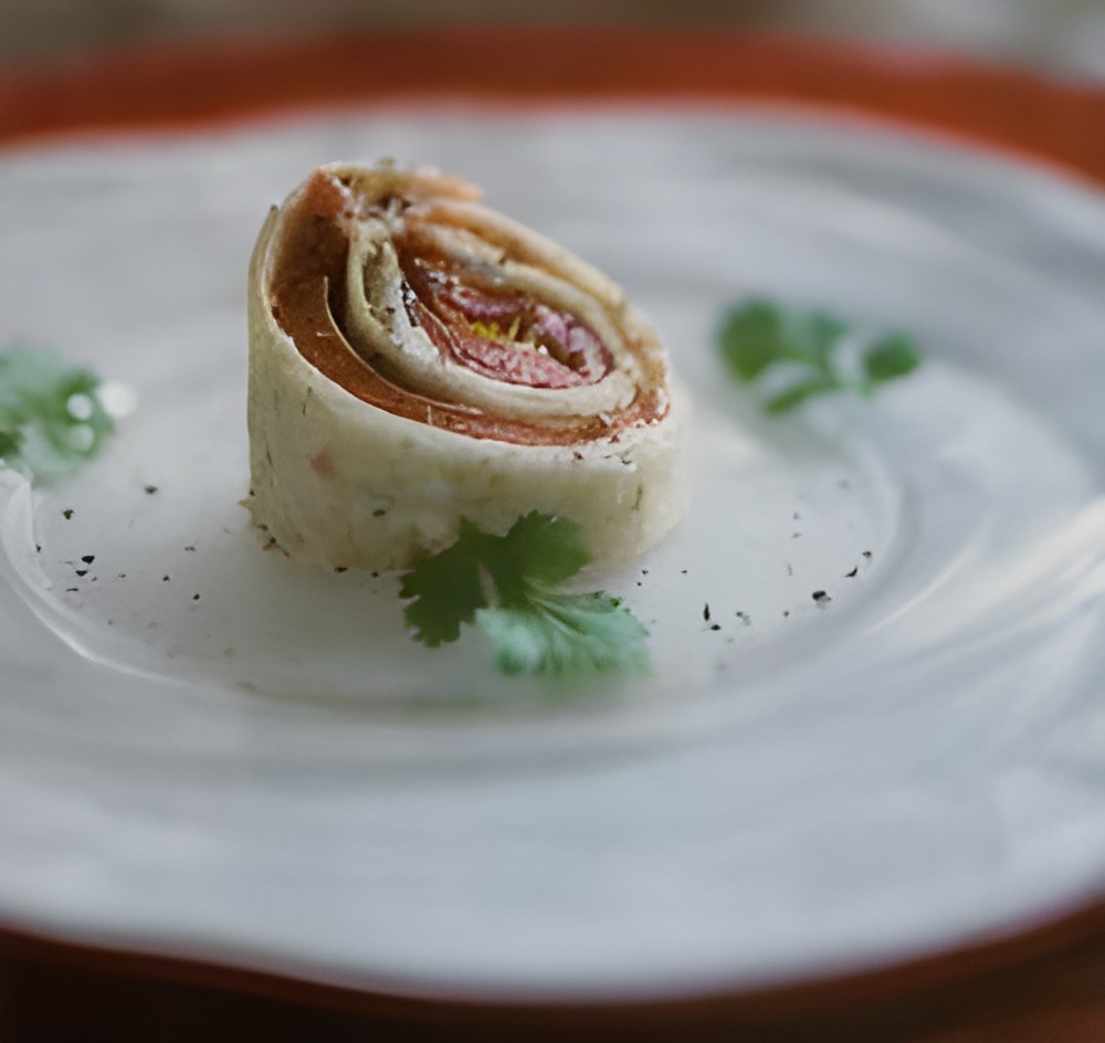 Tortillarolletjes met roomkaas, parmaham en gegrilde paprika