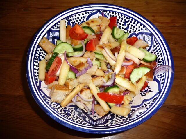Panzanella met gegrilde asperges en tonijn