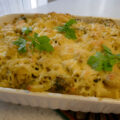 Kleinkindvriendelijke, bomvolle gezonde, ovenschotel met groene pesto.