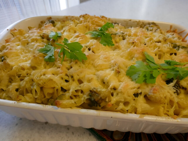 Kleinkindvriendelijke, bomvolle gezonde, ovenschotel met groene pesto.