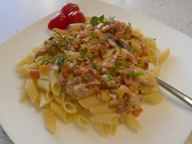 Kleurrijke Pasta Penne met Spekjes en Boursin….