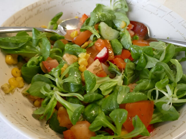 Knapperige, kleurige zomersalade……