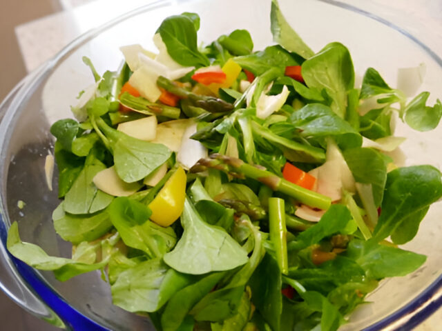 Knapperige , Kleurrijke Groentesalade