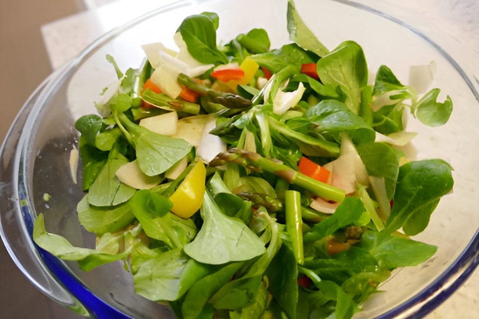 Knapperige , Kleurrijke Groentesalade