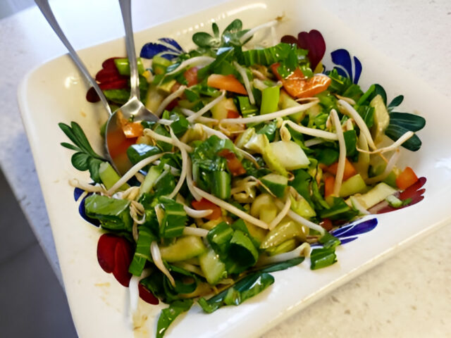 Knapperige Oosterse paksoi salade