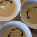 Knolselderijsoep met crema balsamico en alfafa