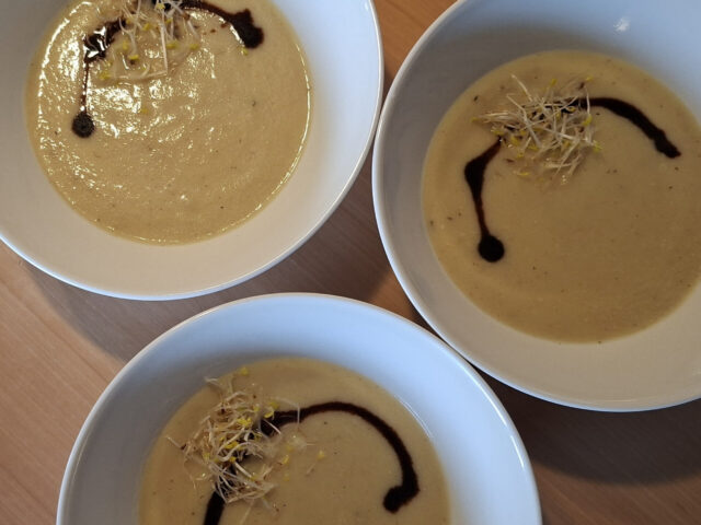 Knolselderijsoep met crema balsamico en alfafa