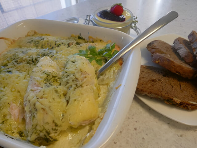 Koolhydraatarme ovenschotel met witlof en gerookte zalm.