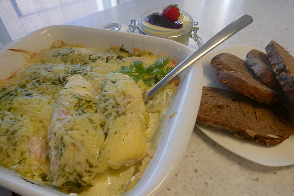 Koolhydraatarme ovenschotel met witlof en gerookte zalm.