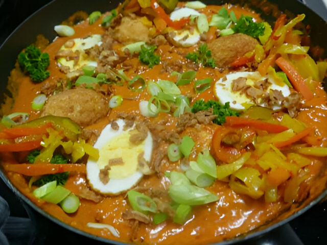 Krokant gebakken Indonesische eieren in pittige tomatensaus….