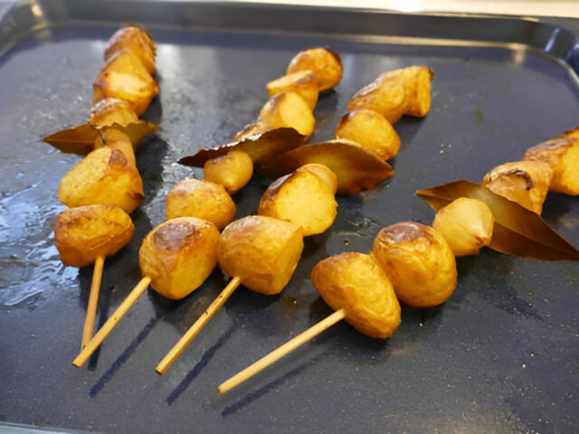 Kruidige aardappeltjes aan spiesjes uit de oven……