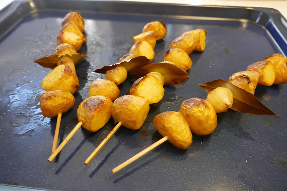 Kruidige aardappeltjes aan spiesjes uit de oven......