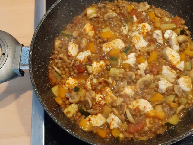 Afrikaans gekruide kipfilet met linzen, champignons, paprika, courgette en tomaat