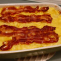 Laagjesschotel zuurkool met appel, rookworst, aardappelpuree en bacon