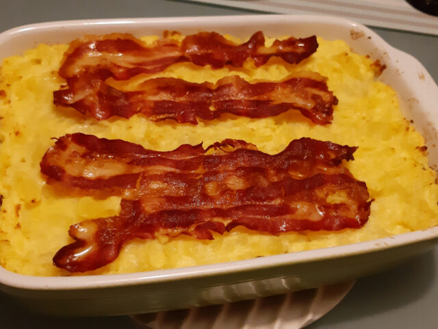 Laagjesschotel zuurkool met appel, rookworst, aardappelpuree en bacon