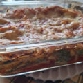 Lasagnerolletjes (of canneloni) gevuld met spinazie en ricotta