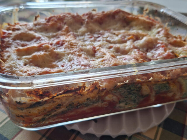 Lasagnerolletjes (of canneloni) gevuld met spinazie en ricotta