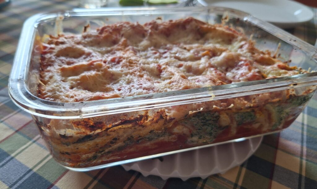 Lasagnerolletjes (of canneloni) gevuld met spinazie en ricotta
