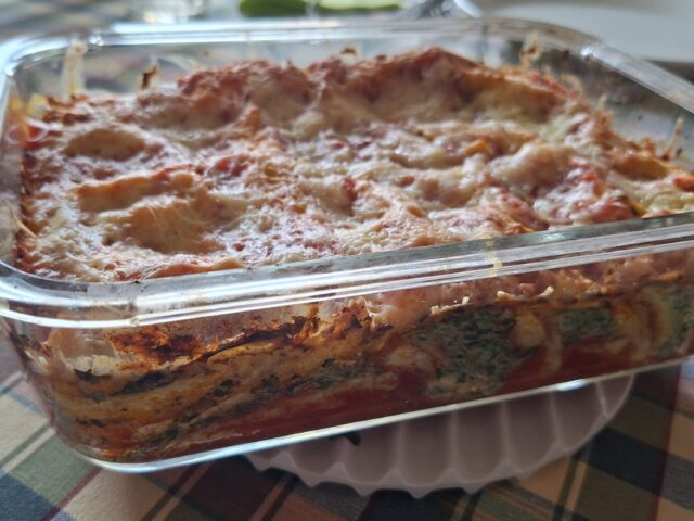 Lasagnerolletjes (of canneloni) gevuld met spinazie en ricotta