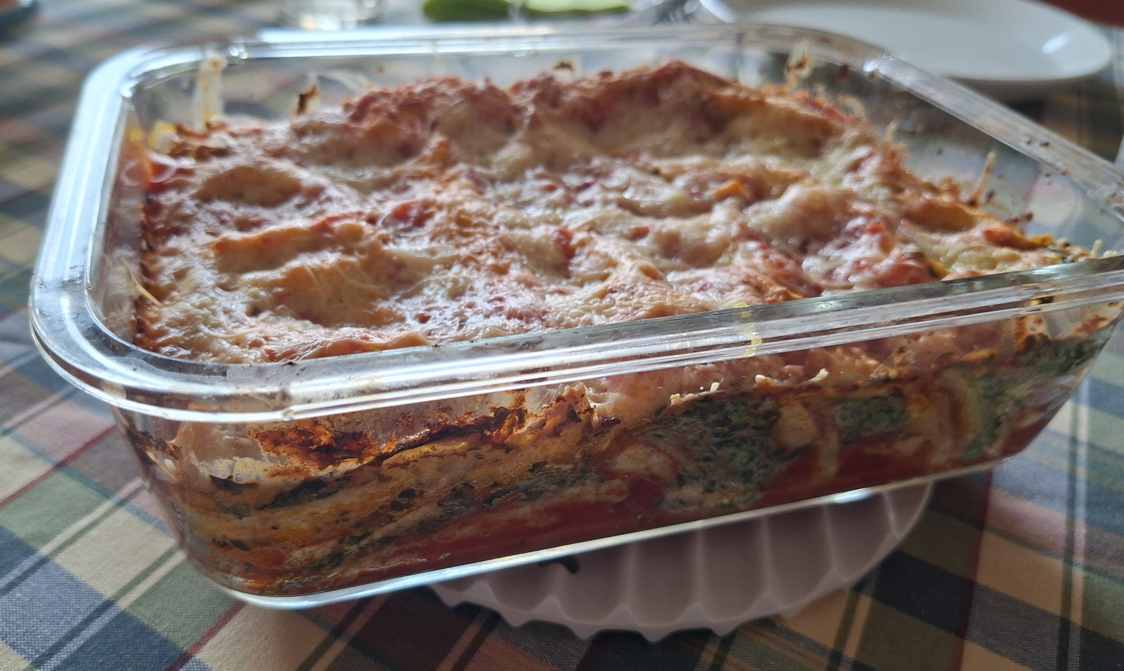 Lasagnerolletjes (of canneloni) gevuld met spinazie en ricotta