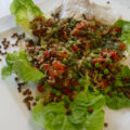 Lauwwarme linzensalade met tuinerwtjes, paprika en kabeljauw .