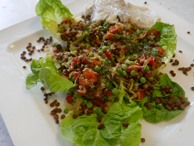 Lauwwarme linzensalade met tuinerwtjes, paprika en kabeljauw .