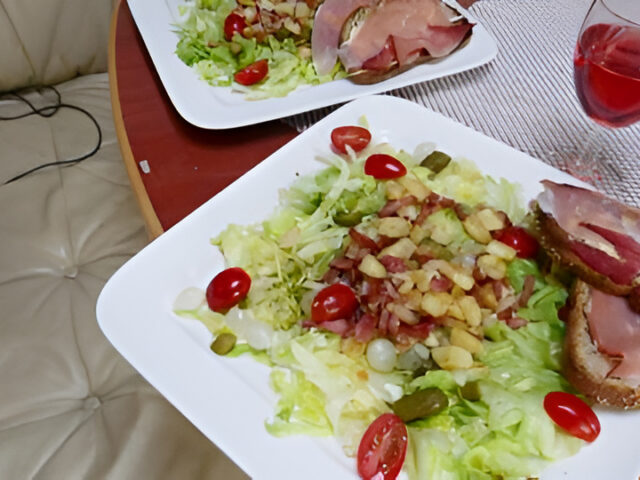 Lauwwarme maaltijdsalade met spekjes en nog meer lekkers……