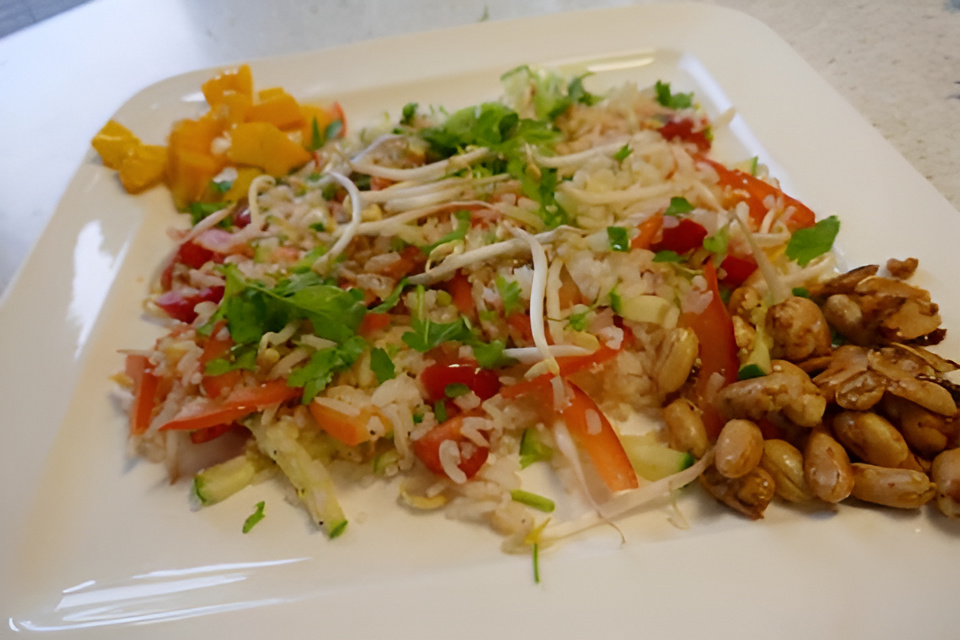 Lauwwarme rijstsalade met gebakken pittige pinda's en mango.....