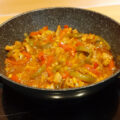 Lekker gekruid varkensvleespannetje met paprika en prei