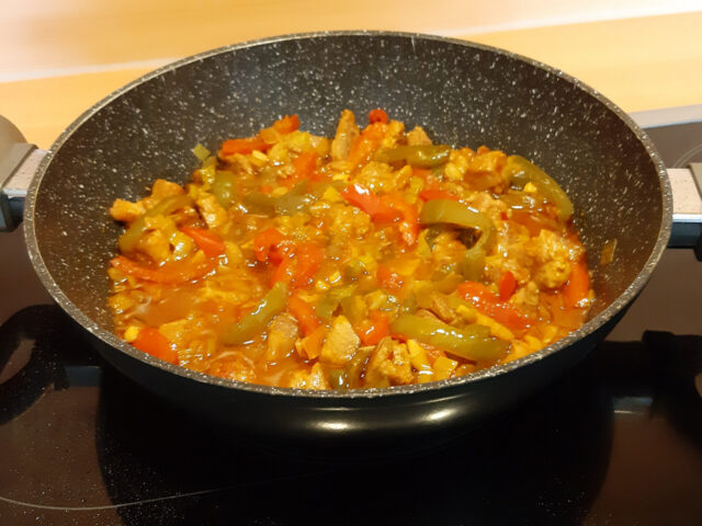 Lekker gekruid varkensvleespannetje met paprika en prei
