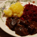 Lekker sappige hachee van rundvlees met uien uit de slowcooker