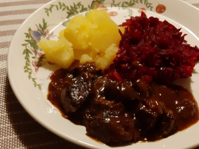 Lekker sappige hachee van rundvlees met uien uit de slowcooker
