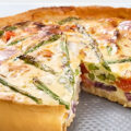 Lentequiche met groene asperges, ricotta, ham en cherrytomaatjes