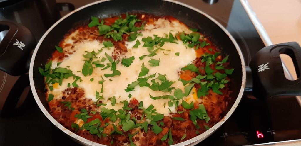 Pittig gekruide linzen met champignons en eieren uit de oven