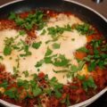 Pittig gekruide linzen met champignons en eieren uit de oven