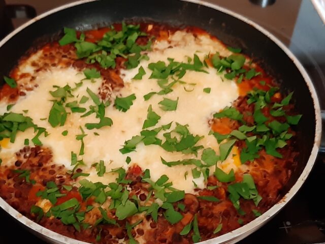 Pittig gekruide linzen met champignons en eieren uit de oven