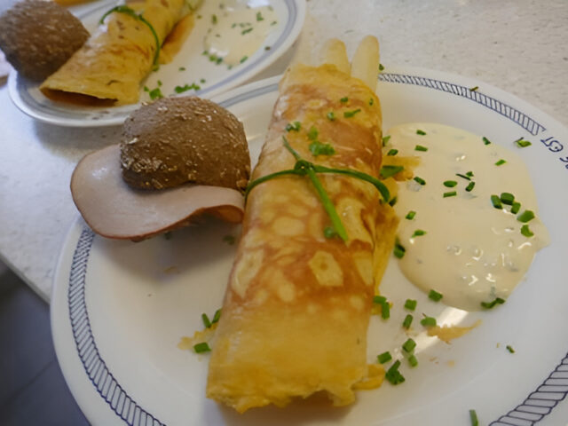 Luchtige Omelet gevuld met asperges en gerookte kalkoenfilet