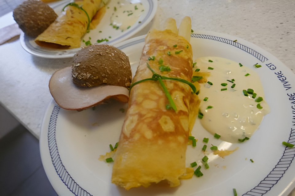 Luchtige Omelet gevuld met asperges en gerookte kalkoenfilet....