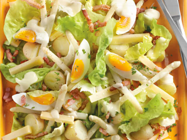 Maaltijdsalade met asperges, spekjes ei en boerenkaas…