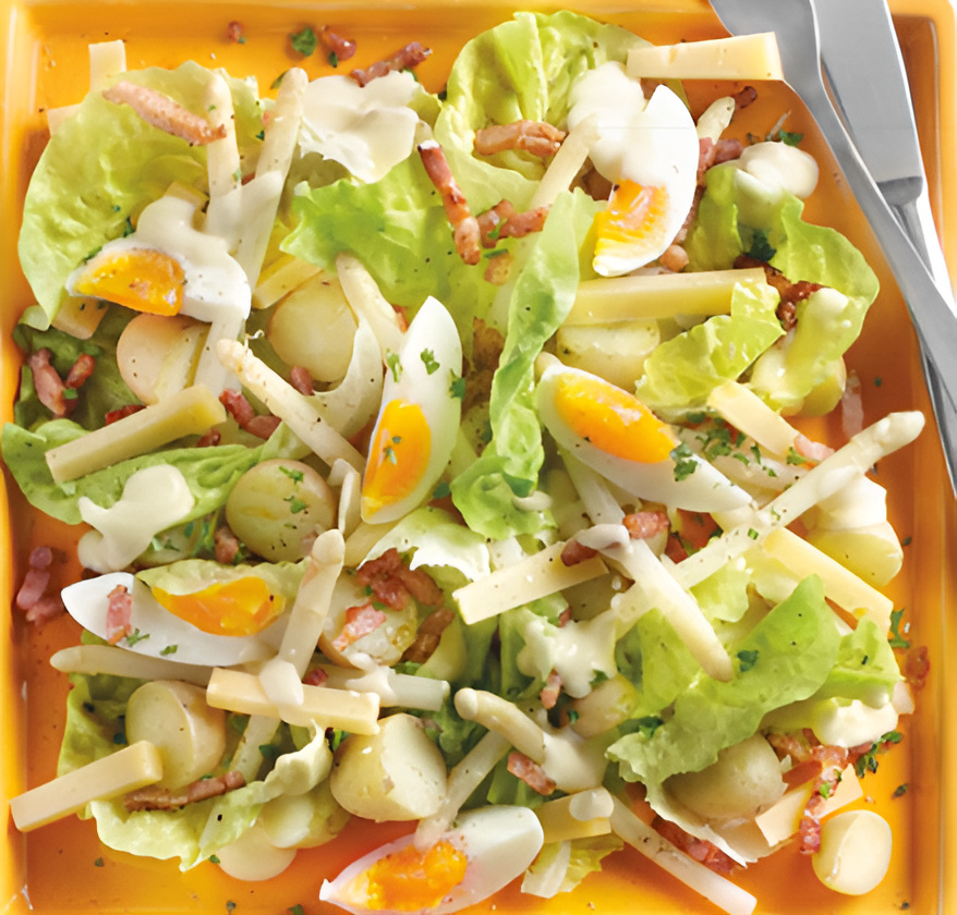 Maaltijdsalade met asperges, spekjes ei en boerenkaas...