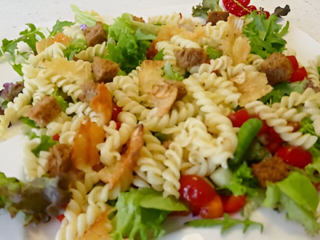 Maaltijdsalade Project gezond met Brie en Frambozendressing