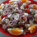 Maaltijdsalade van witte bonen met tonijn, ei, kerstomaatjes, komkommer en geitenkaas