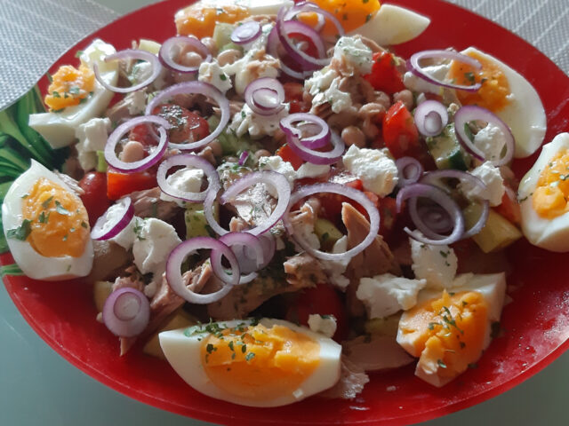 Maaltijdsalade van witte bonen met tonijn, ei, kerstomaatjes, komkommer en geitenkaas