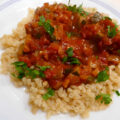 Macaroni met een kruidige salami – courgettesaus