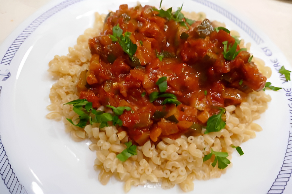 Macaroni met een kruidige salami – courgettesaus