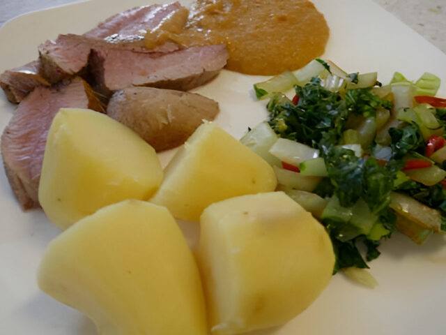 Malse varkenshaas met pittige mangosaus.