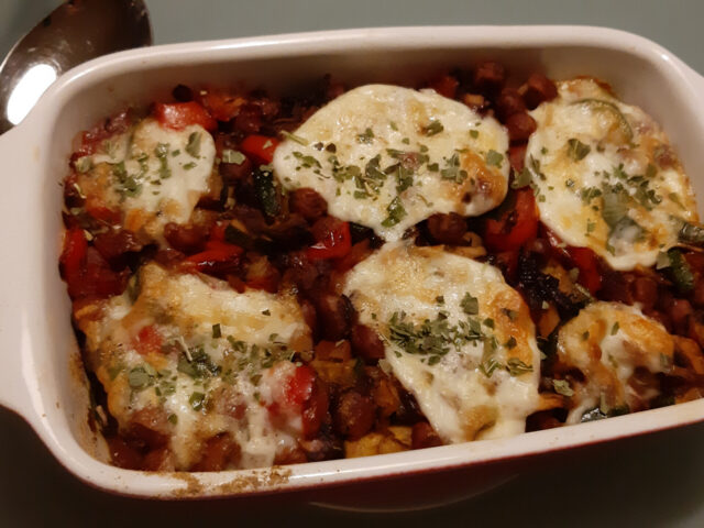 Italiaanse kapucijnerschotel met paprika, courgette, champignons en buffelmozzarella