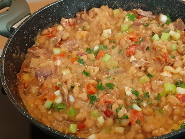 Mediterrane witte bonenschotel met feta